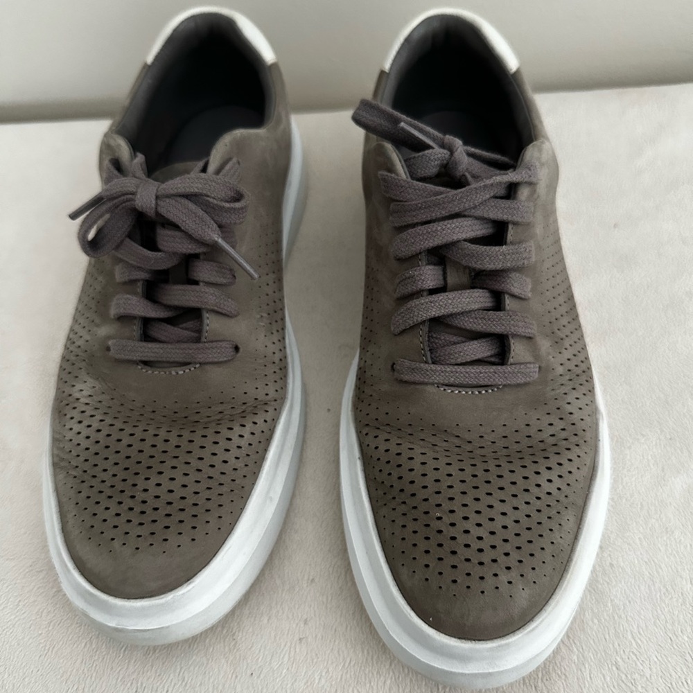 Excellent condition: men’s fashion sneakers size 9